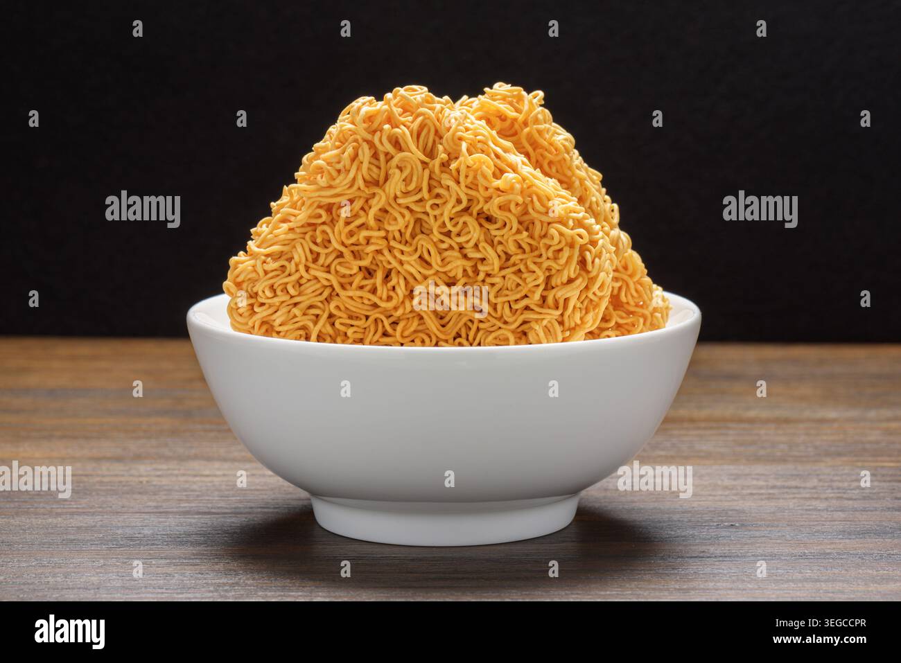 Vista ravvicinata del recipiente bianco con spaghetti istantanei essiccati Foto Stock