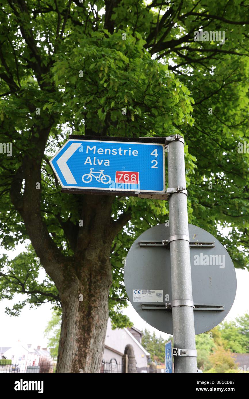 Segui le indicazioni sulla ciclabile 768 per Menstrie e Alva a Tillicoultry Clackmannanshire, Scozia, luglio 2026 Foto Stock
