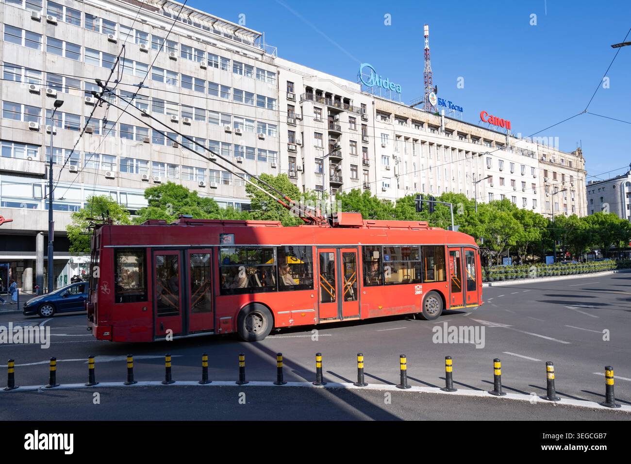 Belgrado, Serbia. 25 aprile 2026. Un autobus elettrico rosso nel centro di Belgrado, una città che ha introdotto il trasporto pubblico gratuito, la Serbia. Foto Stock