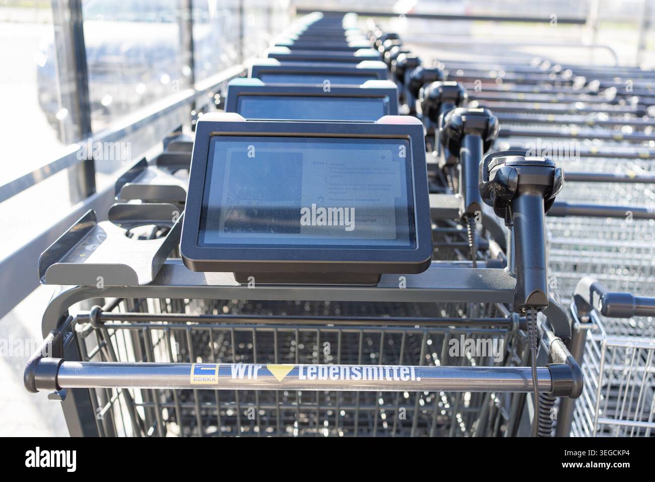 Bad Hersfeld, Germania, 04.29.2026: Vista prospettica dei carrelli intelligenti dei supermercati con display digitali in linea. Innovazione moderna nel settore retail e. Foto Stock
