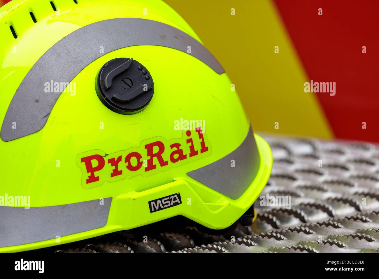 Velp, Paesi Bassi - 1 giugno 2024: Casco di sicurezza di ProRail, un'organizzazione olandese responsabile della rete ferroviaria dei Paesi Bassi a Velp, T Foto Stock