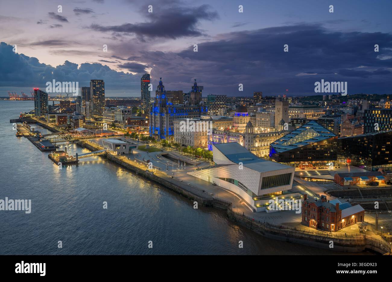 Fronte marittima di Liverpool di notte con il Royal Liver Building illuminato, Pier Head e lo skyline del fiume Mersey nel Merseyside, Inghilterra. Foto Stock