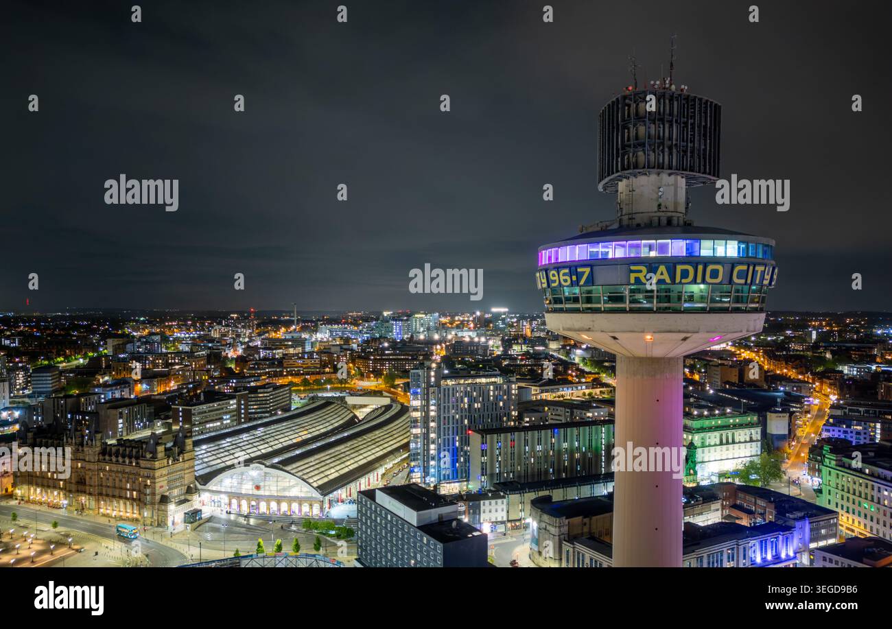 St John's Beacon illuminato sopra il centro città di Liverpool di notte, che si affaccia sulla skyline e sui monumenti circostanti del Merseyside, in Inghilterra. Foto Stock