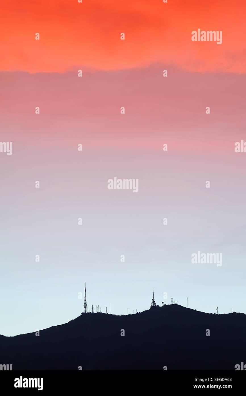 Cima della montagna di Malaga con micro antenne e nuvola dorata Foto Stock