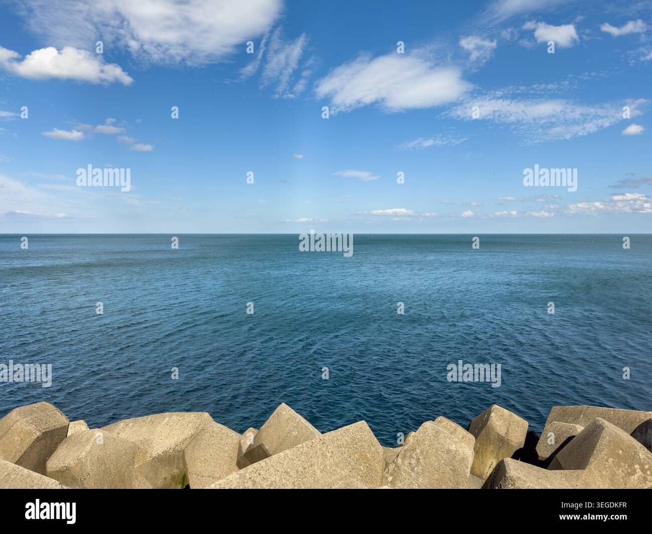 L'orizzonte del Mare del Nord con le difese marine di Scarborough in primo piano. REGNO UNITO Foto Stock