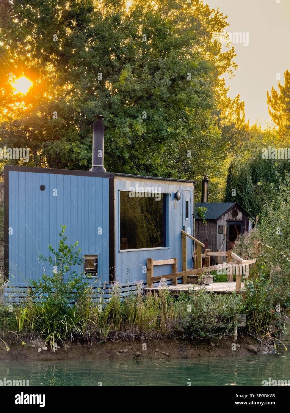 Saune sul lago presso Poolbridge Farm, York, North Yorkshire, Regno Unito Foto Stock