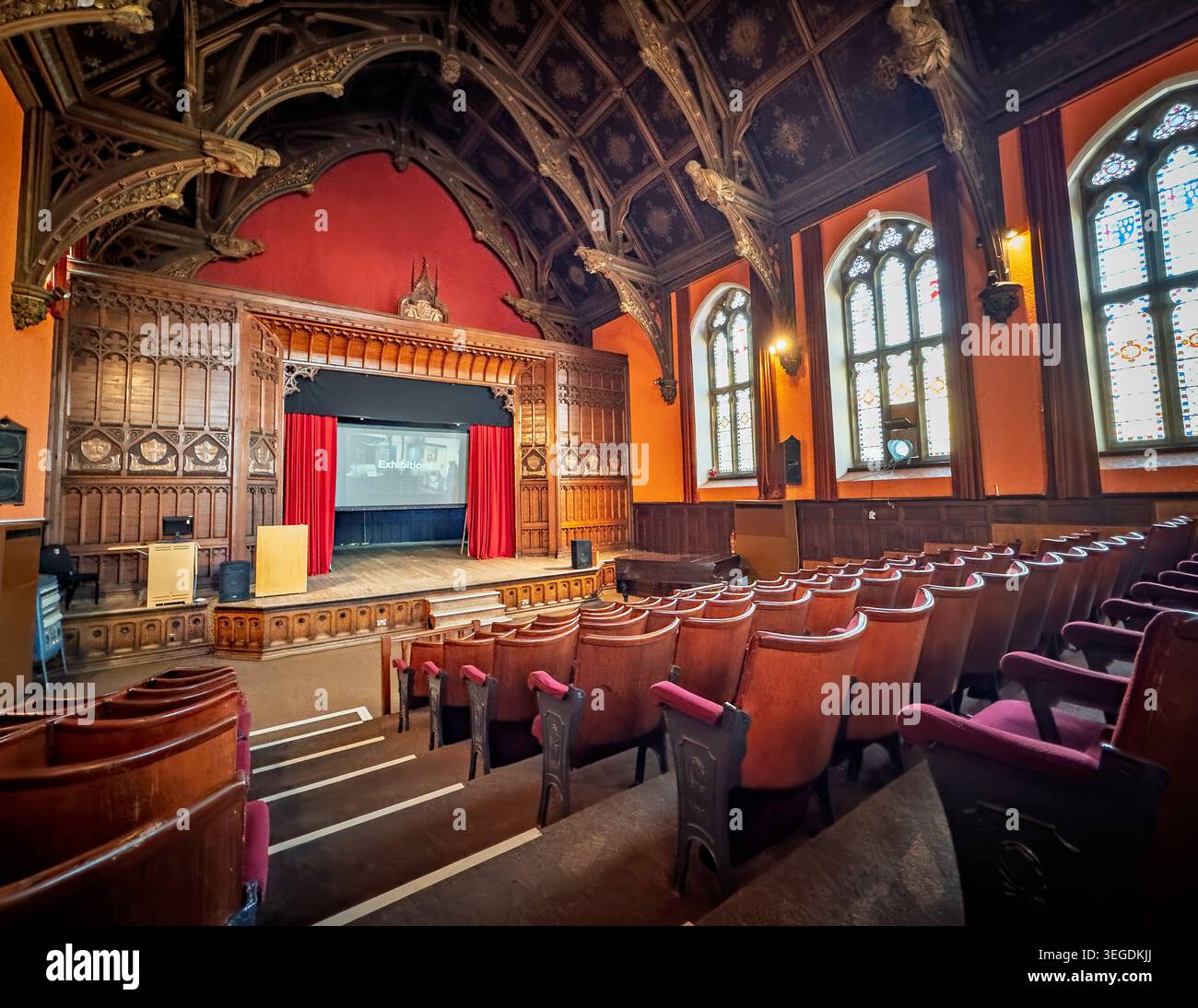 Palcoscenico con posti a più livelli in primo piano e pianoforte a coda nel teatro, Ushaw House, Durham. REGNO UNITO Foto Stock