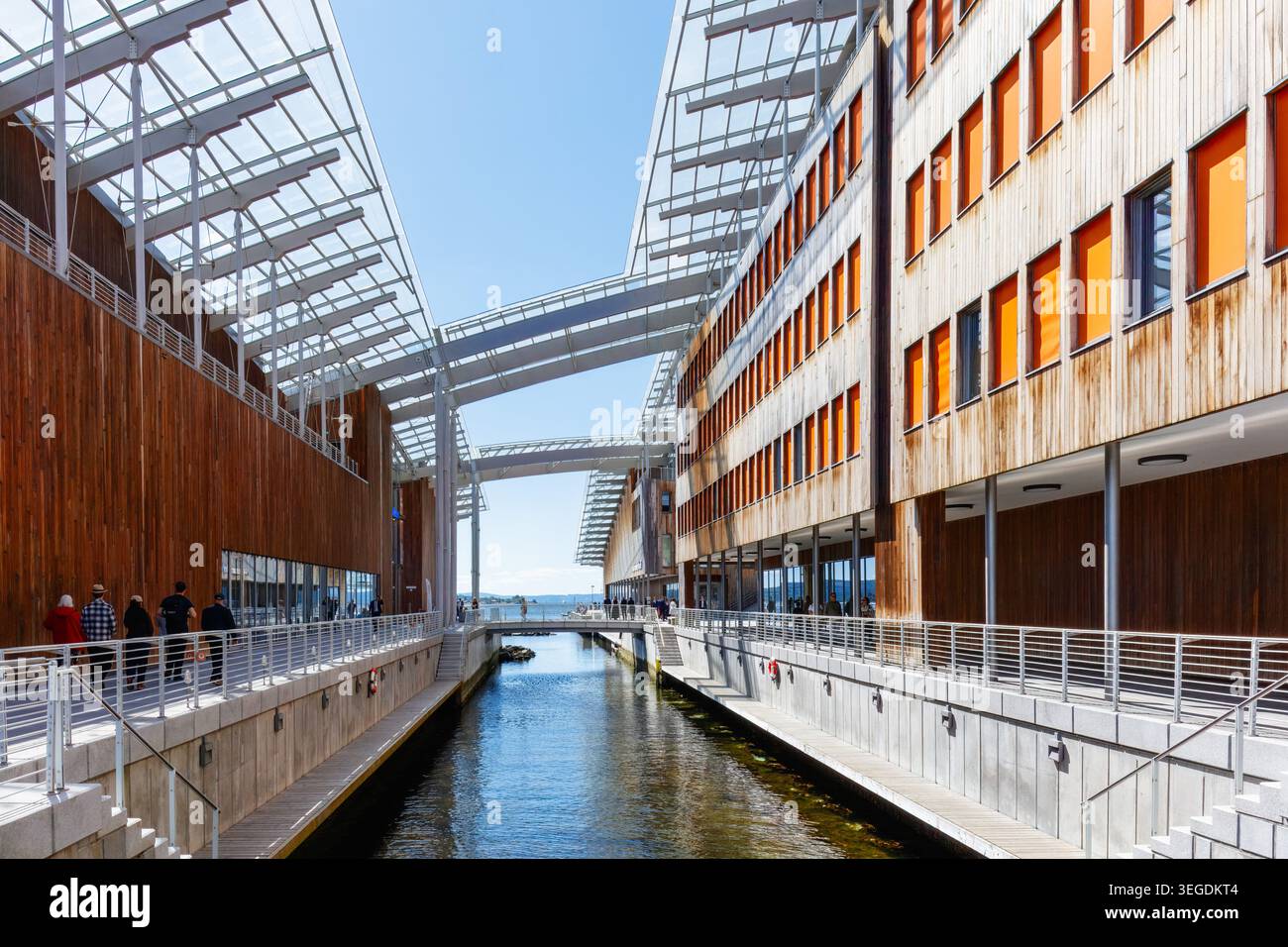 Oslo, Norvegia - 17 maggio 2025: Architettura contemporanea sul lungomare presso il Museo Astrup Fearnley con facciate in legno, tetti in vetro e tranquille vedute dei canali Foto Stock