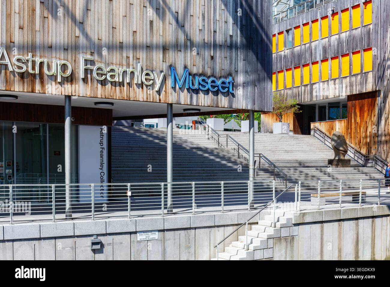 Oslo, Norvegia - 17 maggio 2025: Ingresso al Museo Astrup Fearnley con calda facciata in legno, design moderno e soleggiata atmosfera fronte mare a Tjuvholmen Foto Stock