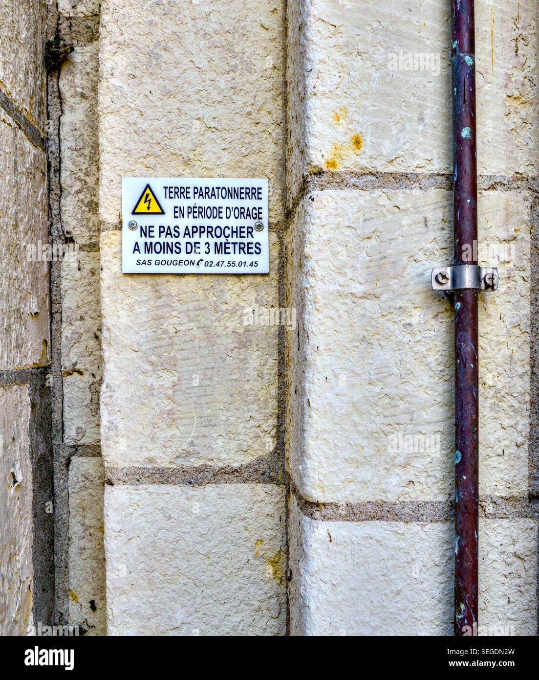 Vecchi e moderni cartelli di avvertimento vicino ai fulmini di messa a terra - Beaulieu-les-Loches, Indre-et-Loire (37), Francia. Foto Stock
