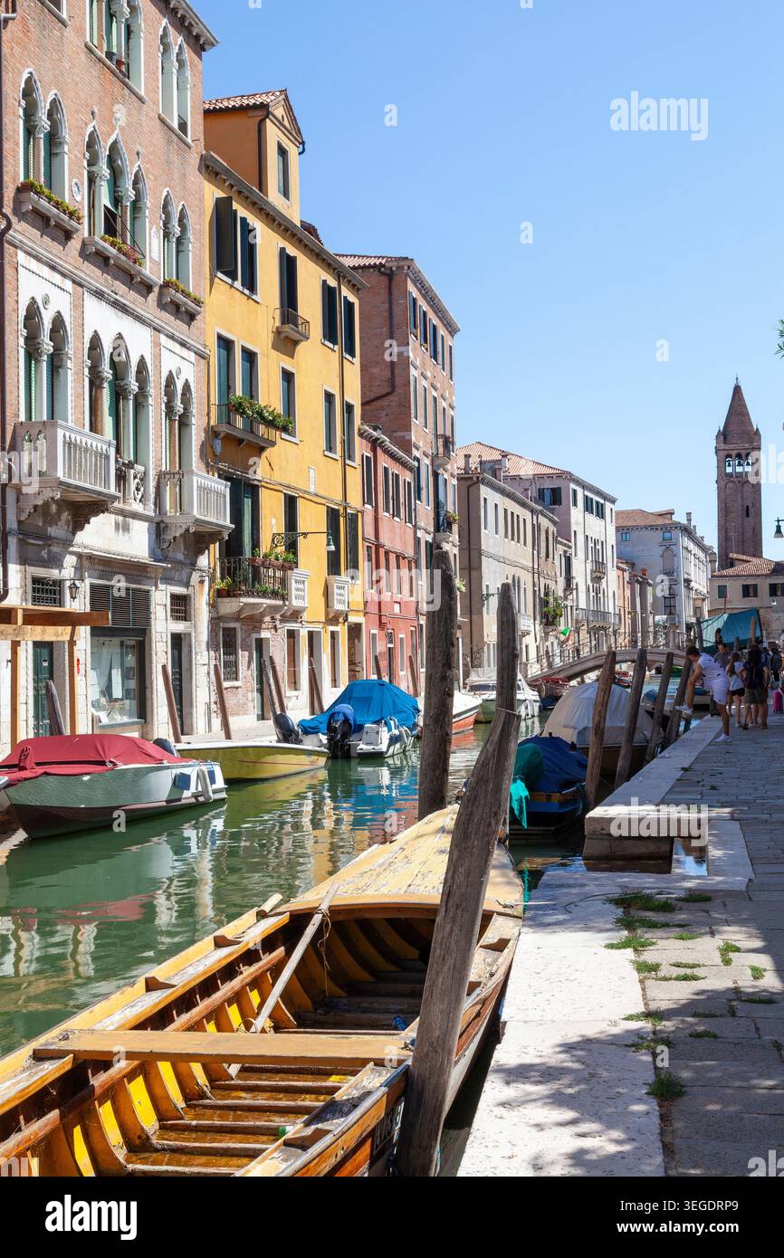 Pittoresco Rio de San Barnaba e fondamenta Gherardini, Dorsoduro, Venezia, Italia Foto Stock