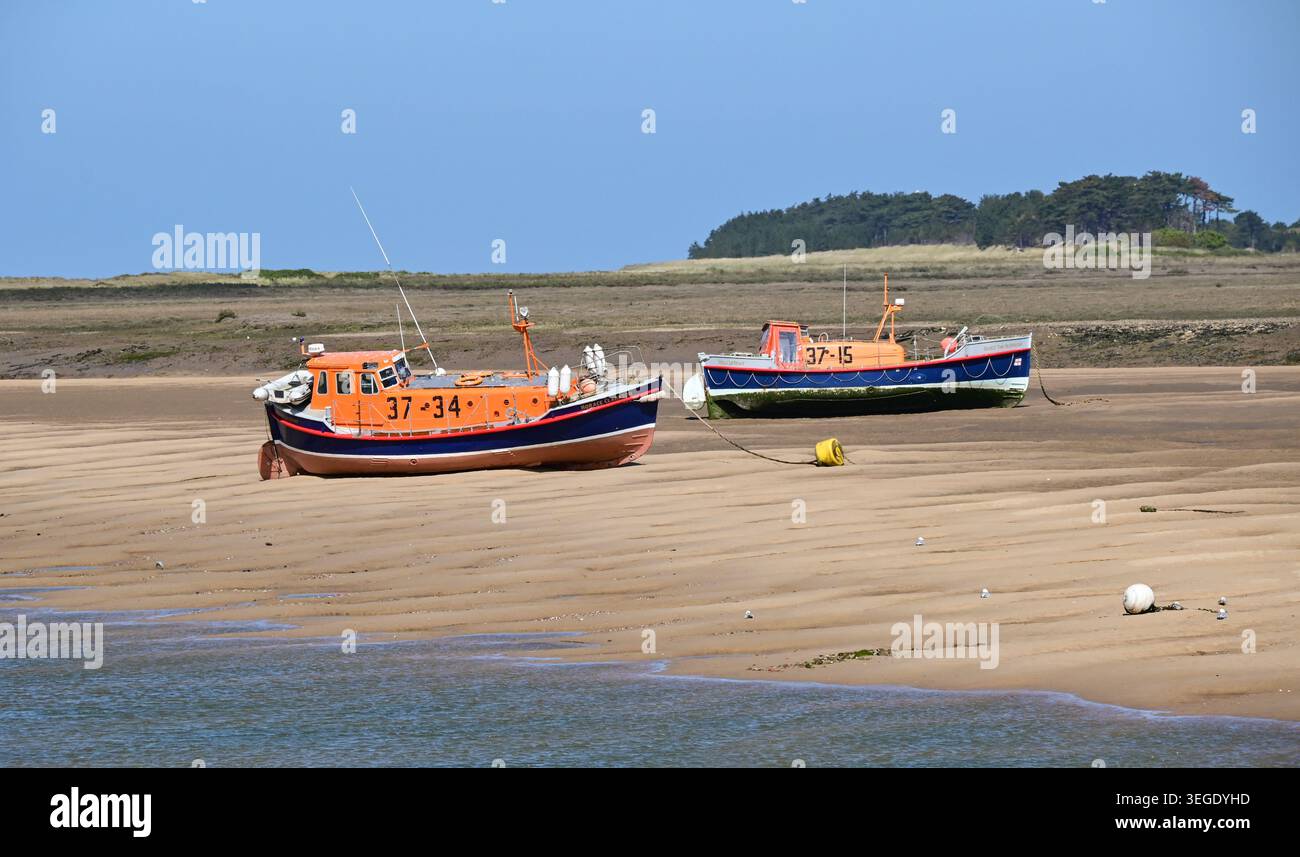 Due ex scialuppe di salvataggio su banchi di sabbia con la bassa marea, Wells-Next-the-Sea, Norfolk, Inghilterra, Regno Unito Foto Stock
