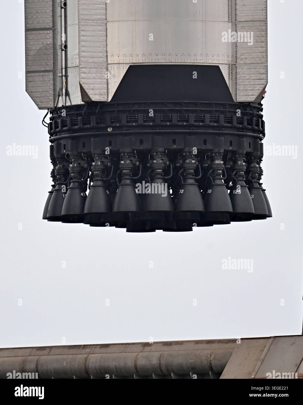 Trentatré motori Raptor alimenteranno lo SpaceX Super Heavy Booster al lancio a Starbase, Texas, martedì 19 maggio 2026.i motori genereranno circa 17 milioni di libbre di spinta al momento del decollo. Il lancio è previsto non prima del 21 maggio. Foto di Joe Marino/UPI credito: UPI/Alamy Live News Foto Stock