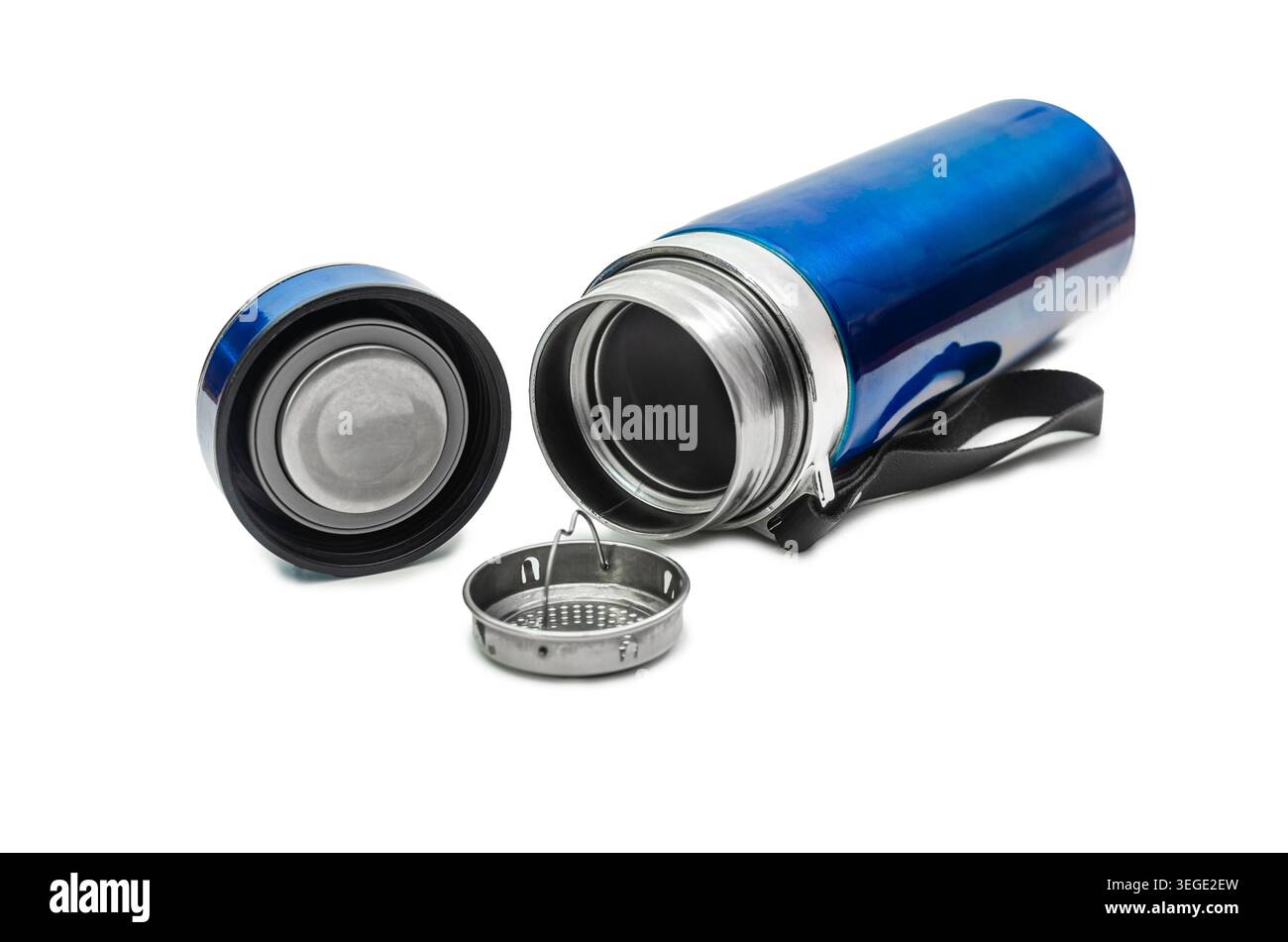 Un matraccio termos isolato sotto vuoto blu metallico aperto su sfondo bianco, che mostra il suo interno in acciaio inox, il coperchio a vite e un contenitore rimovibile Foto Stock