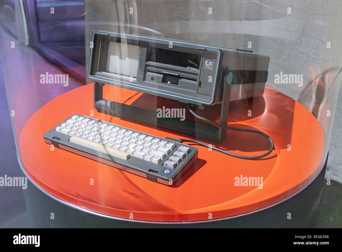 Rotterdam, Paesi Bassi, 16 maggio 2026. Un classico microcomputer portatile Commodore SX-64 d'epoca con tastiera su un display arancione Foto Stock
