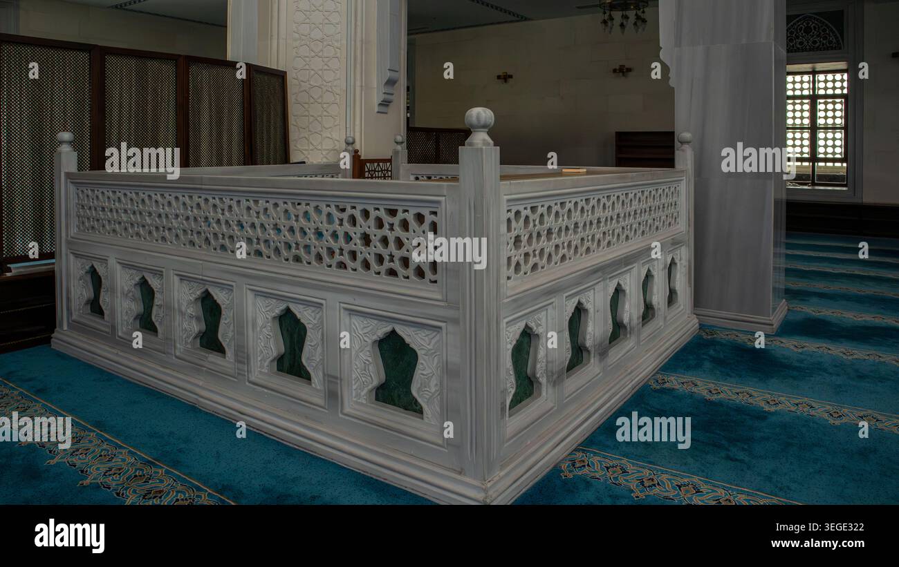 ISTANBUL, Türkiye - 30 aprile 2026. Il recinto in marmo scolpito mostra motivi geometrici a stella e inserti in marmo verde. Foto Stock