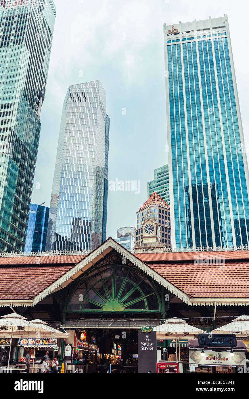 Lau Pa Sat, centro gastronomico per hawker, popolare destinazione nel centro di Singapore. La sera e dal pomeriggio nei fine settimana una delle strade del Foto Stock