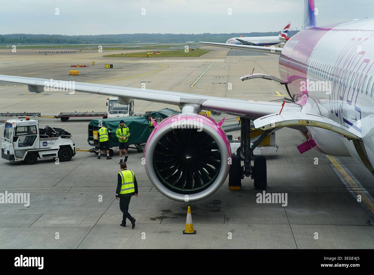 Equipaggio di terra che lavora su un motore passeggeri a reazione all'aeroporto di Gatwick, in Inghilterra Foto Stock