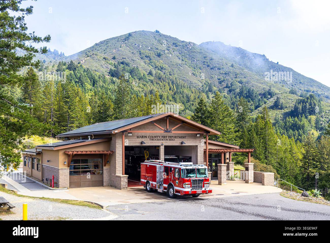 Stazione dei vigili del fuoco della contea di Marin e motore antincendio sul Throckmorton Ridge vicino a San Francisco, California Foto Stock