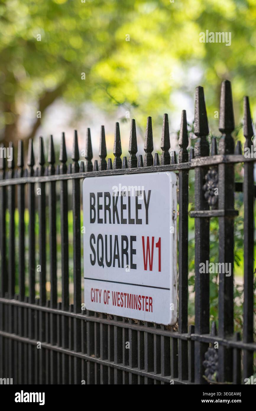 Il cartello W1 di Berkeley Square montato sulle ringhiere di Mayfair, Londra, rappresenta l'identità del luogo e uno degli indirizzi più riconoscibili del centro Foto Stock