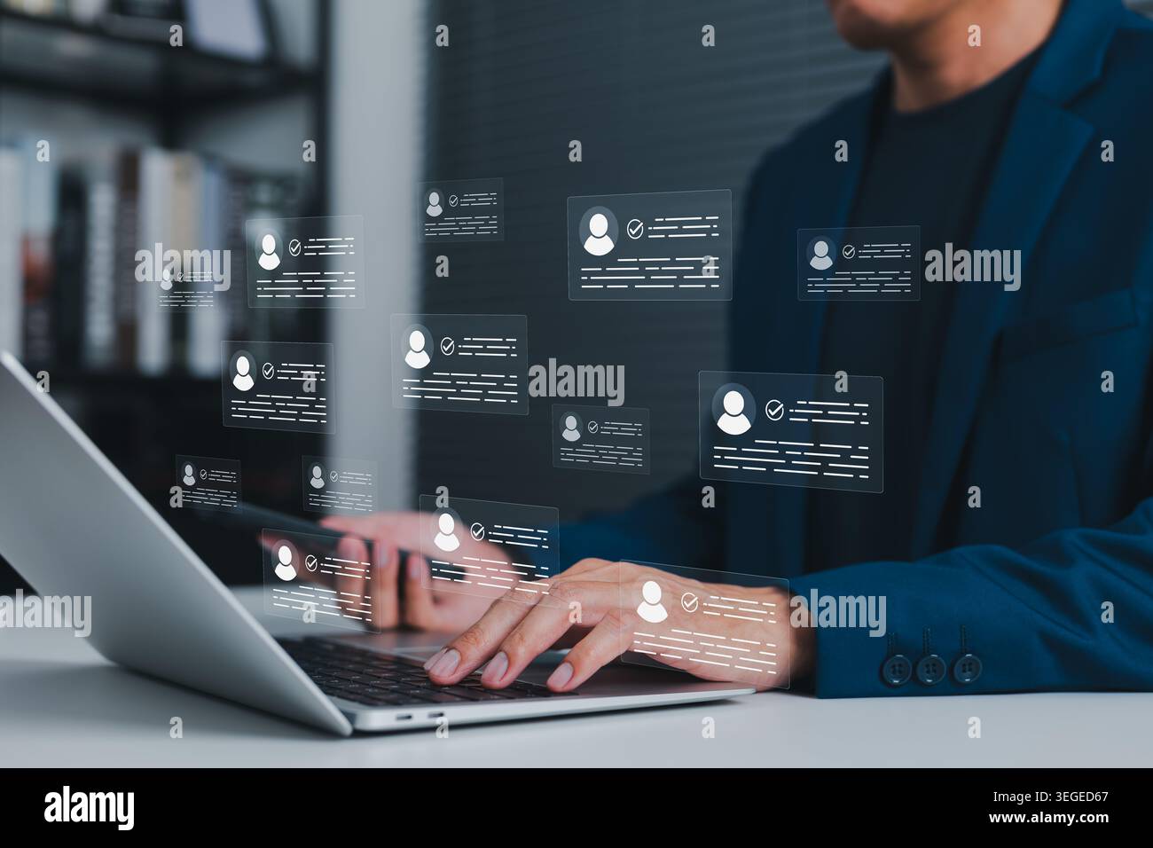 Gestione del profilo utente e verifica dell'identità. Persona che utilizza un laptop mentre più schede del profilo con segni di spunta che rappresentano i recruitmen delle risorse umane Foto Stock