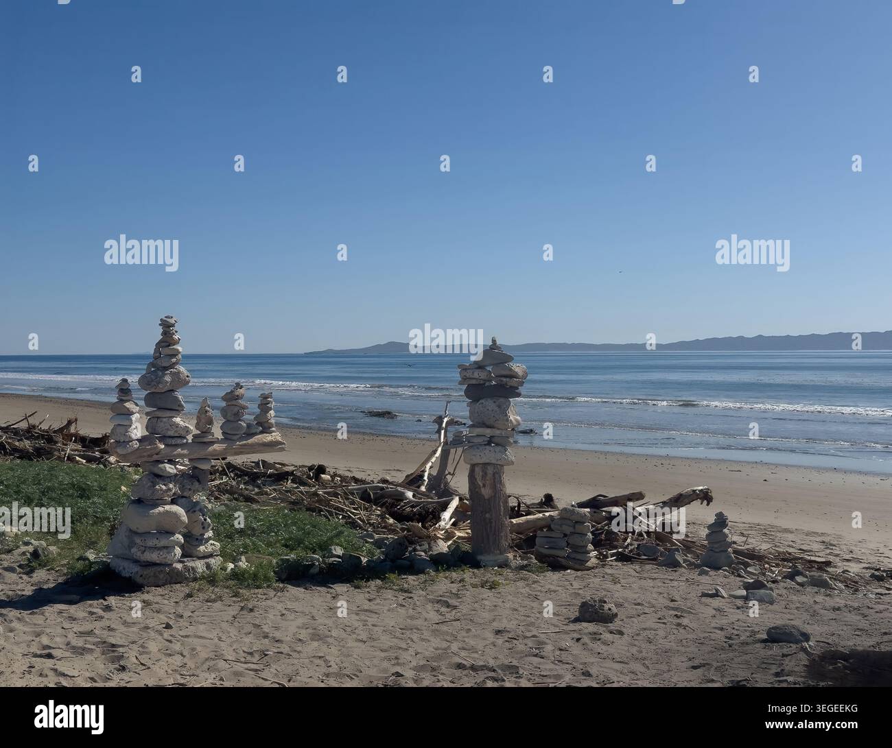 Santa Barbara, California, Stati Uniti. - 26 gennaio 2026: UCSB University, Depressions Beach IVKC. Diversi cairns, pile di pietre, creati sulla sabbia Foto Stock