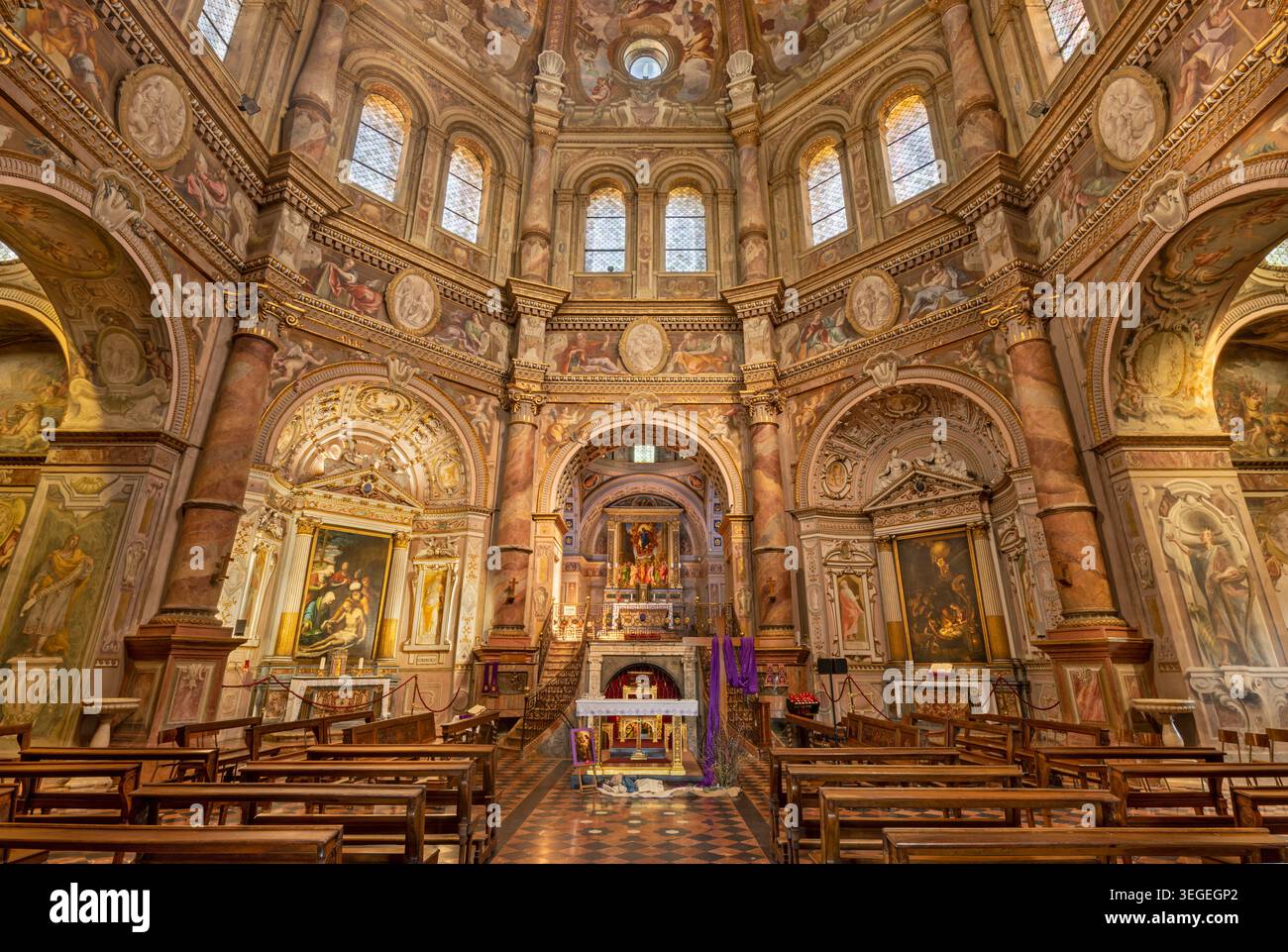 CREMA, ITALIA - 20 MARZO 2026: Navata e cupola della chiesa Santuario di Santa Maria della Croce con gli affreschi di Giacomo Parravicino (1702) Foto Stock