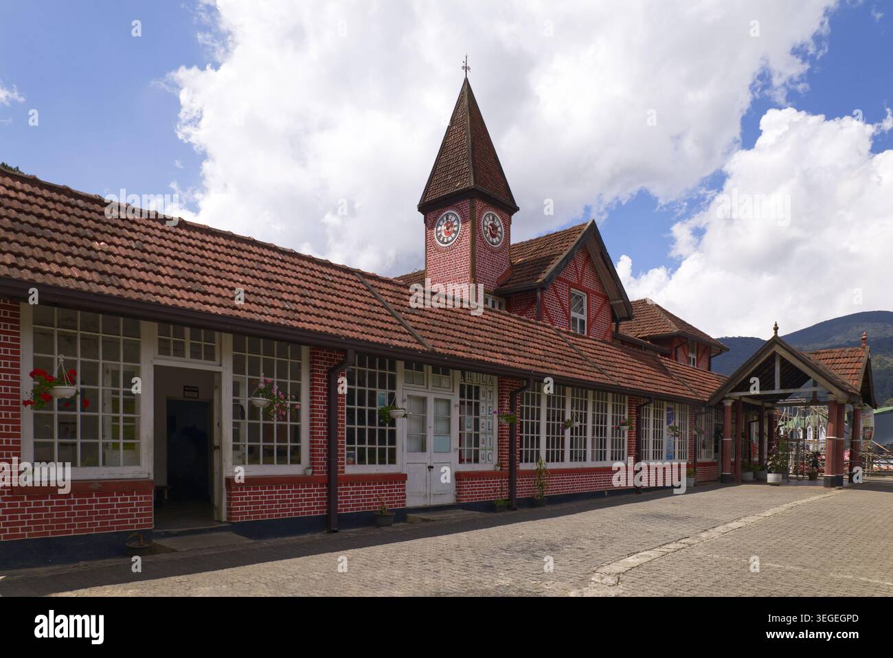 Ufficio postale di Nuwara Eliya nel centro della città - uno dei più antichi uffici postali dello Sri Lanka, edificio coloniale in mattoni rossi in stile Tudor con guglia dell'orologio Foto Stock