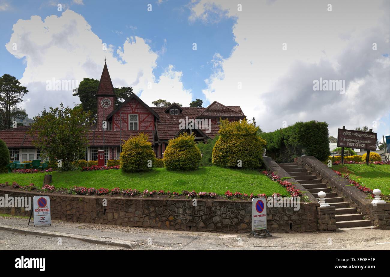 Ufficio postale di Nuwara Eliya nel centro della città - uno dei più antichi uffici postali dello Sri Lanka, edificio coloniale in mattoni rossi in stile Tudor con guglia dell'orologio Foto Stock