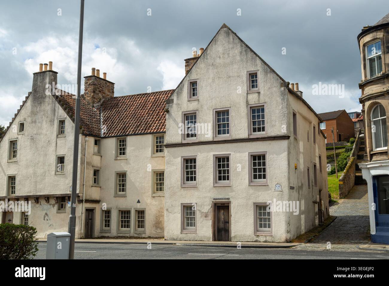 Sailor's Walk è un gruppo di piccole case restaurate dal National Trust for Scotland nel 1950, Kirkcaldy, Fife, Scozia Foto Stock