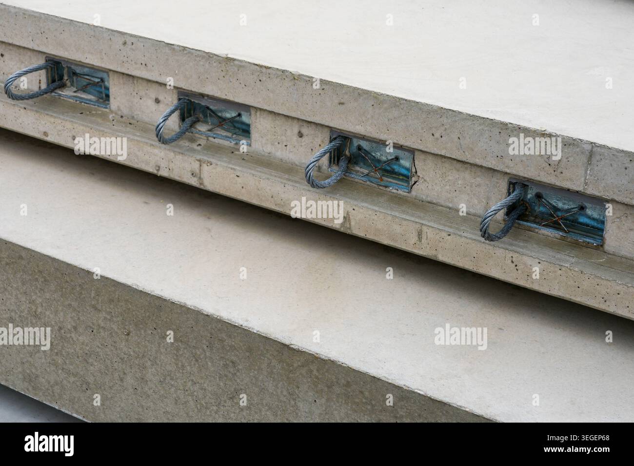 Vista dettagliata della lastra in calcestruzzo prefabbricata con ancoraggi di sollevamento in acciaio ed elementi rinforzati nei cantieri edili Foto Stock
