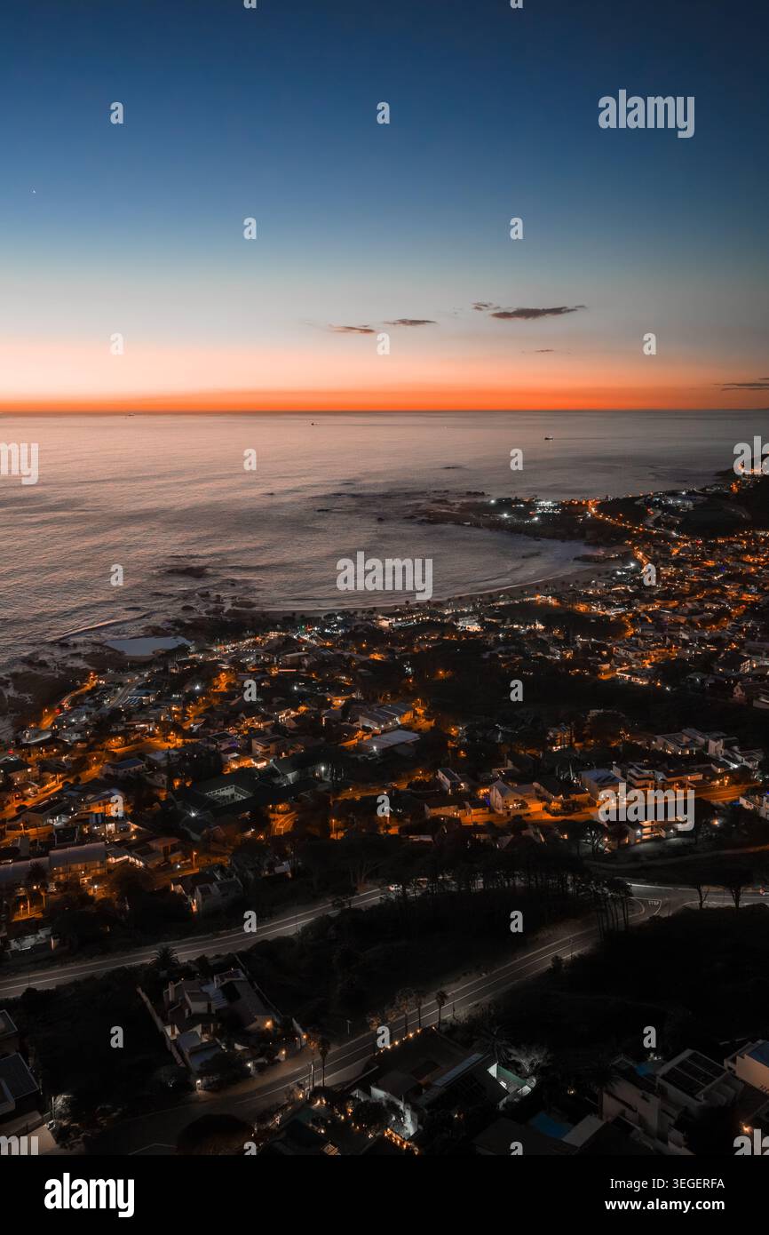 Crepuscolo aereo sulla costa atlantica di città del Capo, Camps Bay Foto Stock