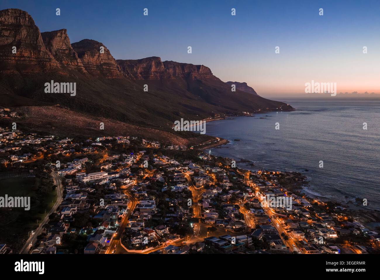 Vista aerea al crepuscolo di città del Capo, dodici Apostoli, Camps Bay, Clifton Foto Stock