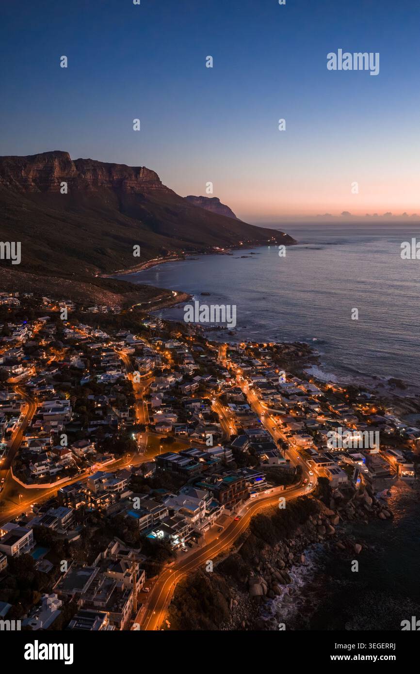 Crepuscolo aereo sopra città del Capo, i dodici Apostoli e le luci di Camps Bay Foto Stock