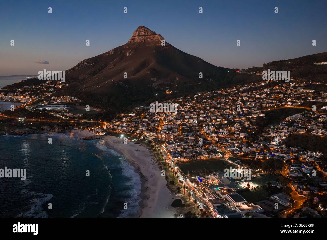 Crepuscolo aereo su città del Capo con le luci di Lion's Head e Camps Bay Foto Stock
