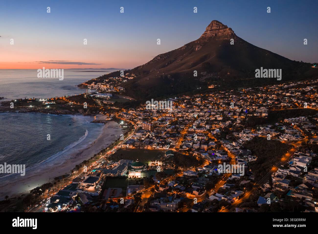 Vista aerea al crepuscolo di città del Capo con Lion's Head, Camps Bay, Clifton Foto Stock