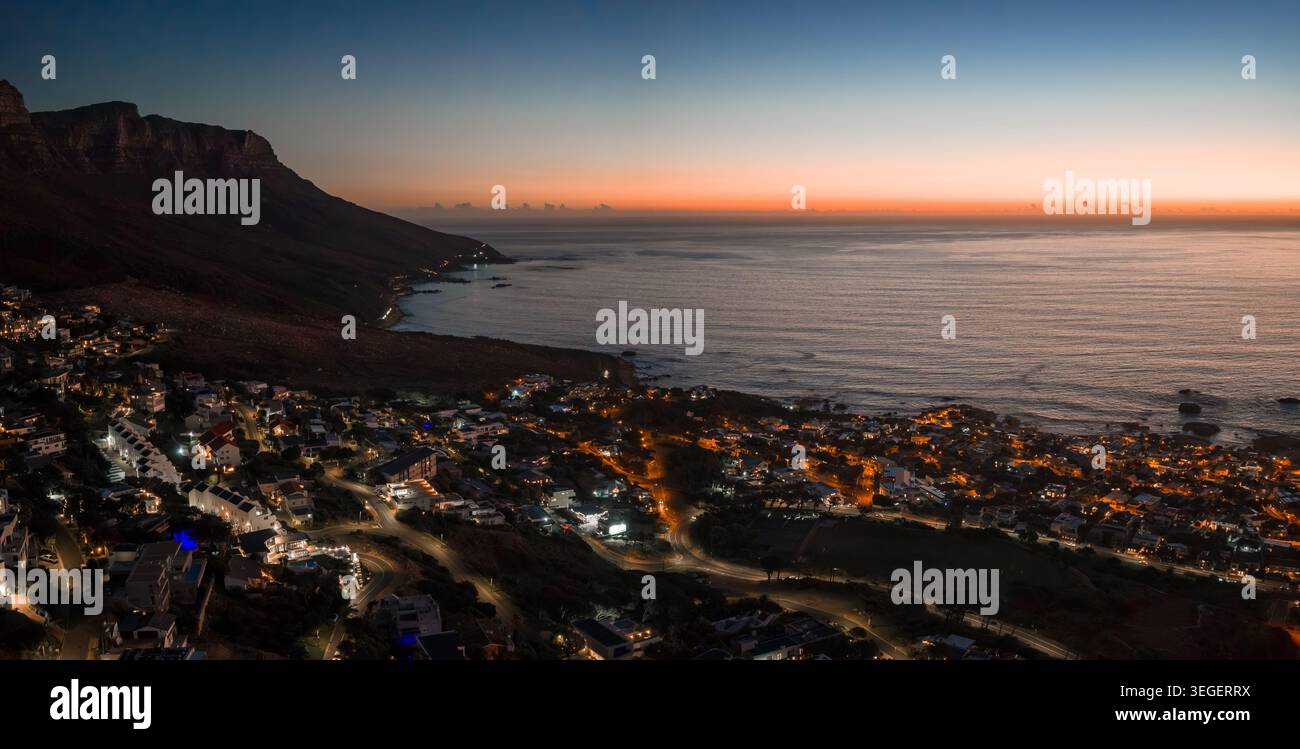 Crepuscolo aereo sopra città del Capo, le luci dei dodici Apostoli e Camps Bay Foto Stock