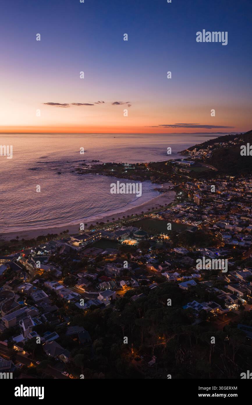 Vista aerea al crepuscolo di Camps Bay e Clifton, la costa di città del Capo Foto Stock
