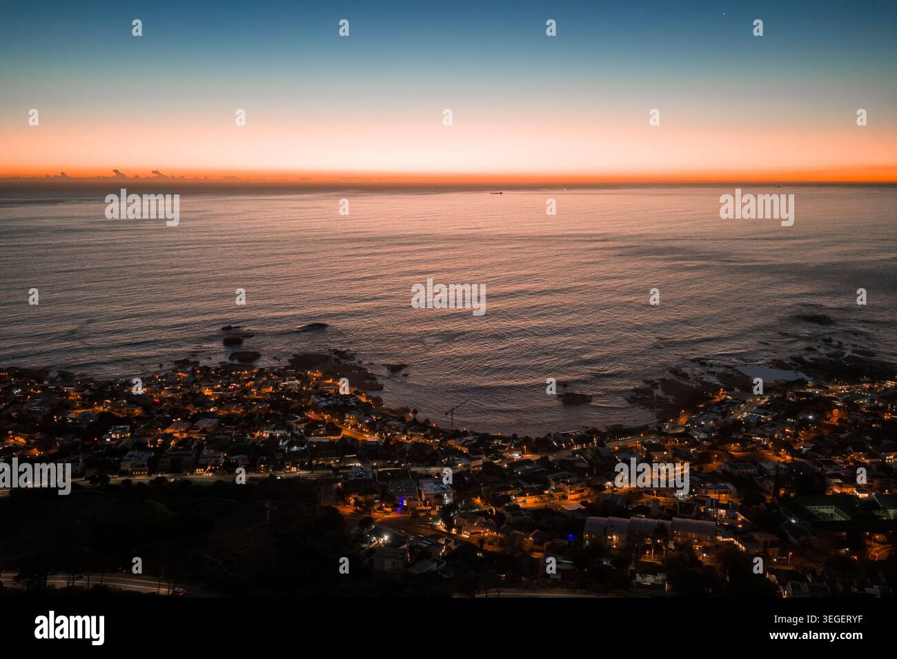 Vista aerea al crepuscolo della costa atlantica di città del Capo e della costa di Camps Bay Foto Stock