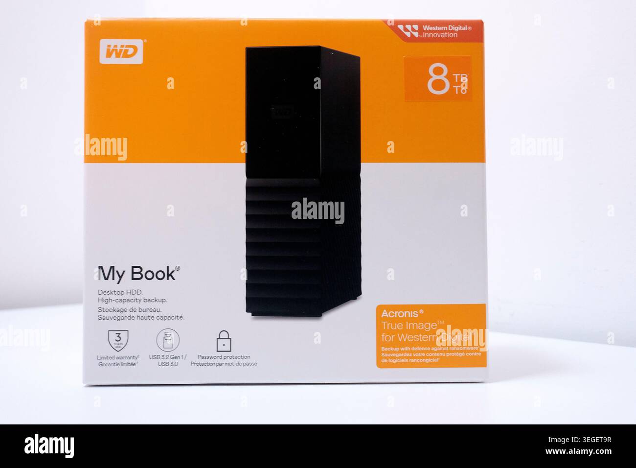 Disco rigido esterno Western Digital da 8 TB "in box" isolato su uno sfondo semplice. Disco rigido esterno di backup del computer WD My Book Foto Stock