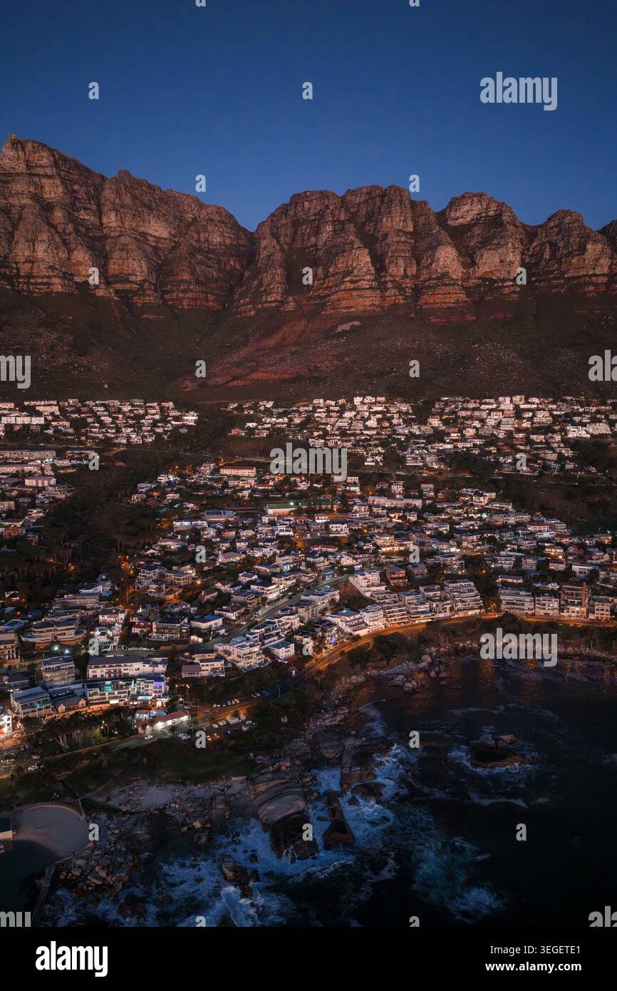 Vista aerea al crepuscolo di città del Capo, Camps Bay e i dodici Apostoli Foto Stock