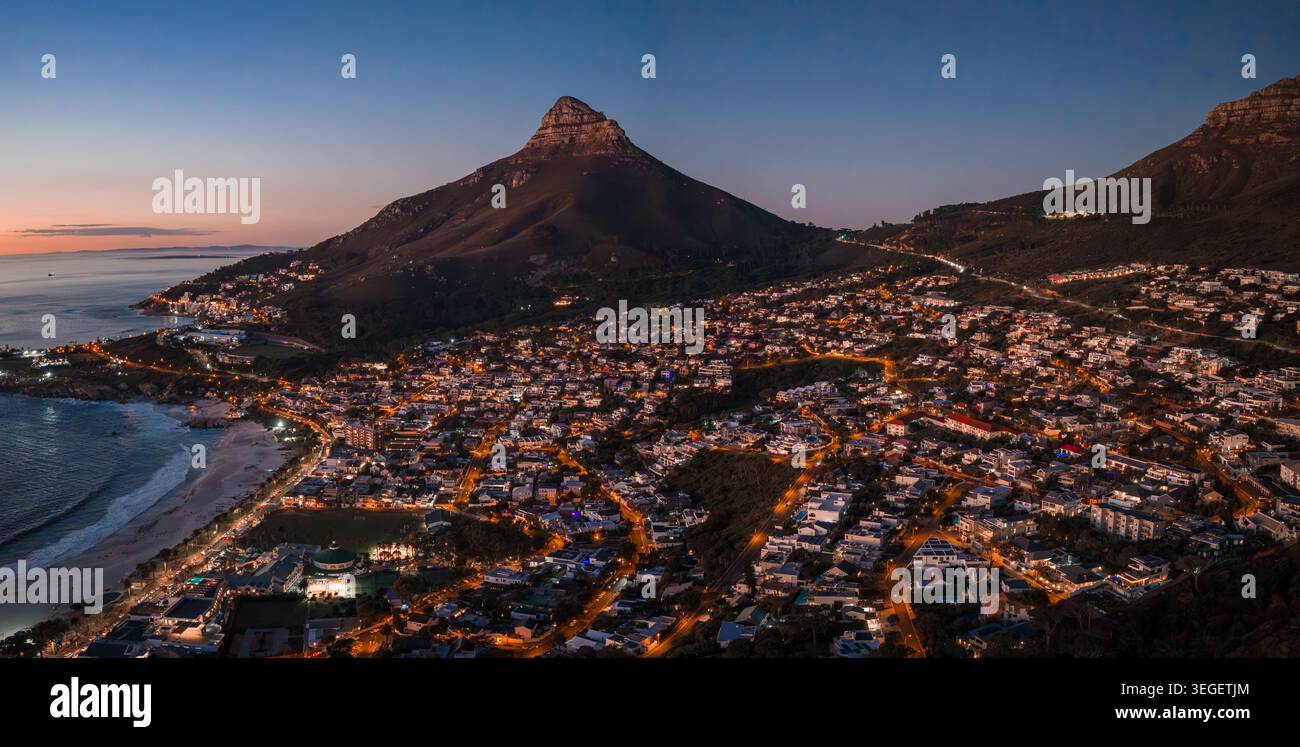 Vista aerea al crepuscolo di città del Capo con Lion's Head e costa atlantica Foto Stock