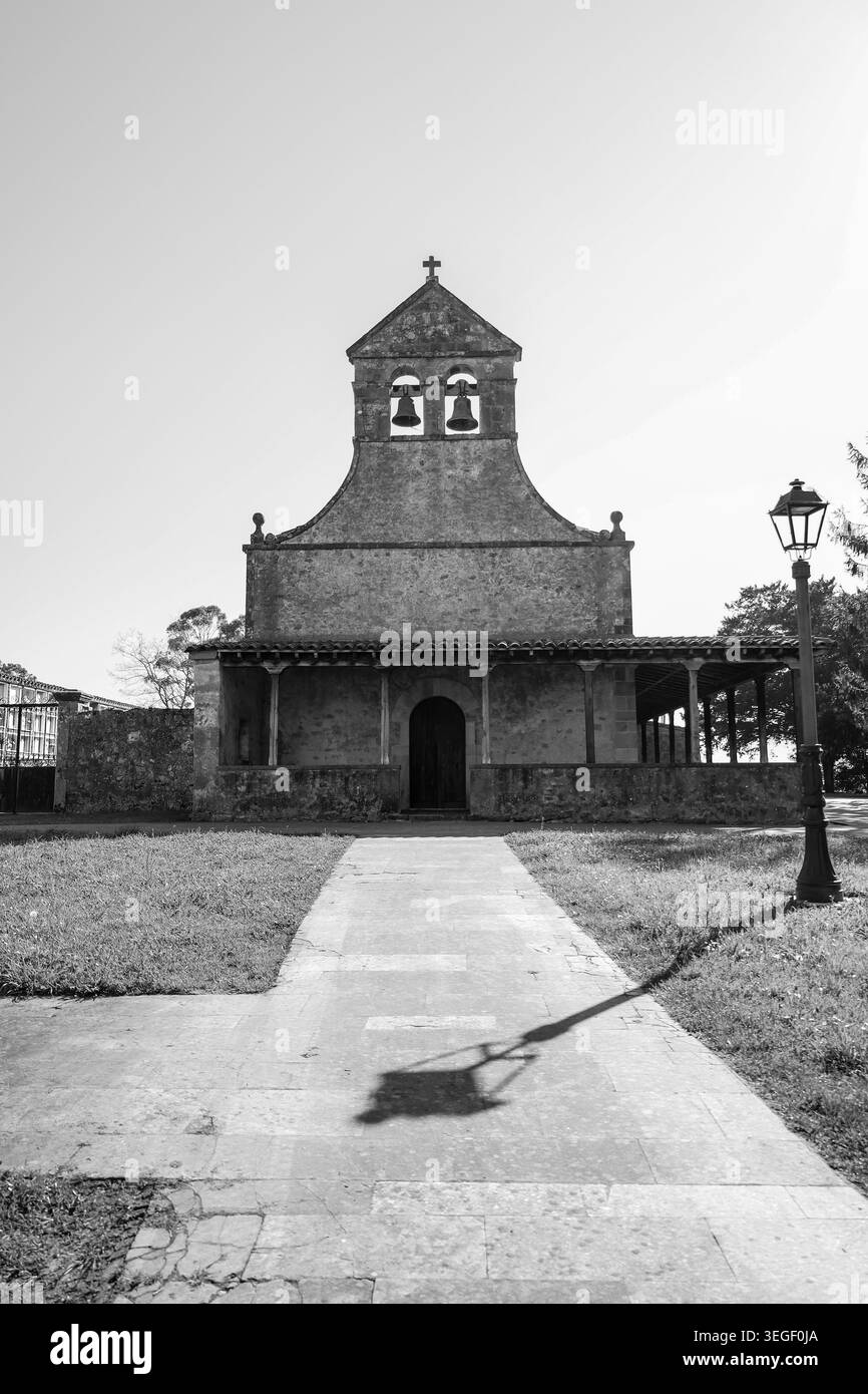 Chiesa di San Giacomo di Gobiendes in stile pre-romanico nelle Asturie, Spagna Foto Stock