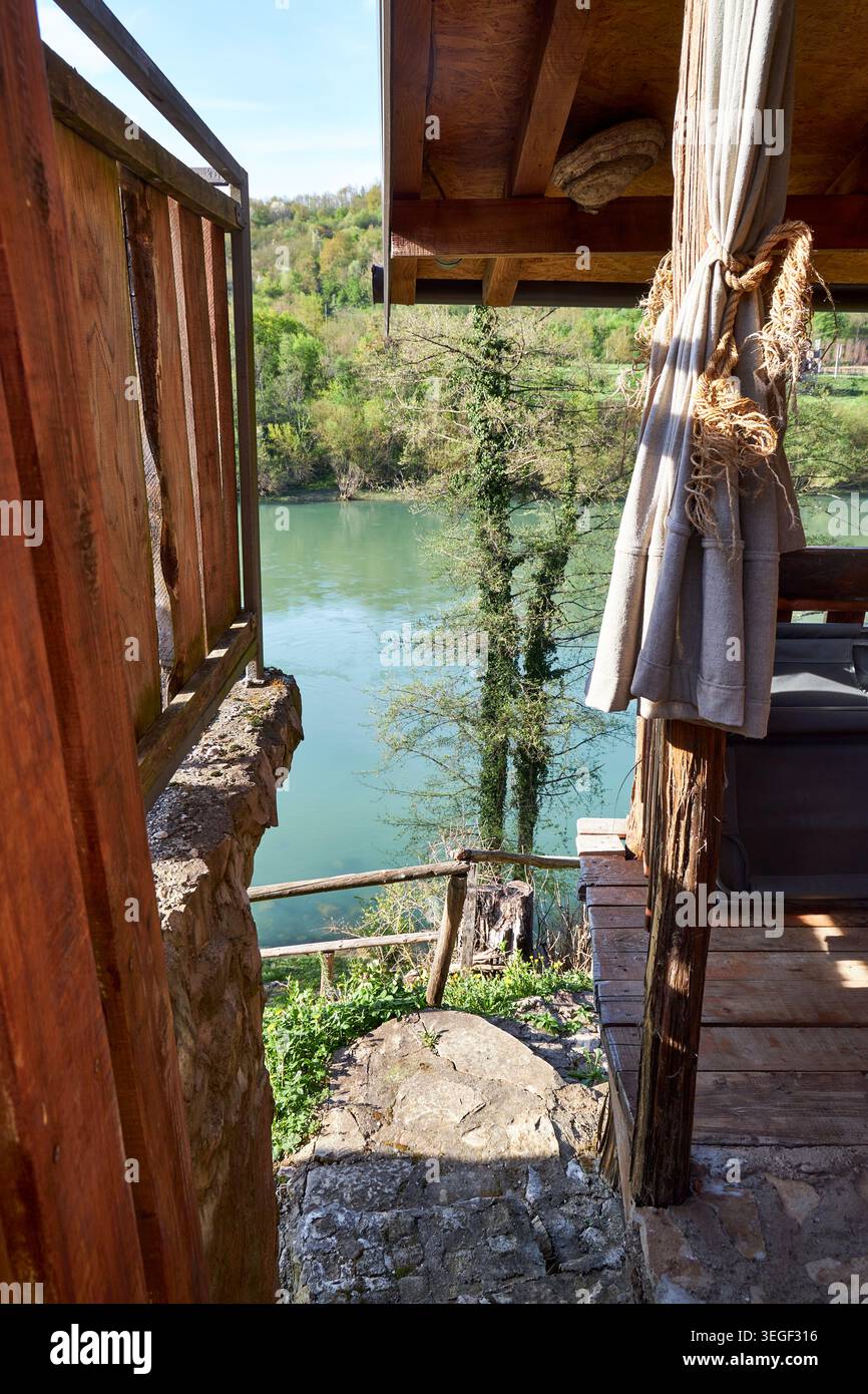 Ingresso Rustic Riverside Cabin con Vista panoramica delle montagne Foto Stock