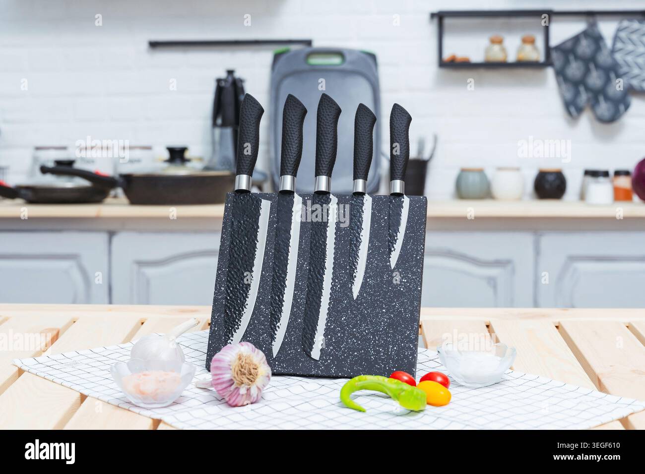 Scena mattutina con utensili da cucina. Angolo cottura preparato con utensili e ingredienti visibili Foto Stock