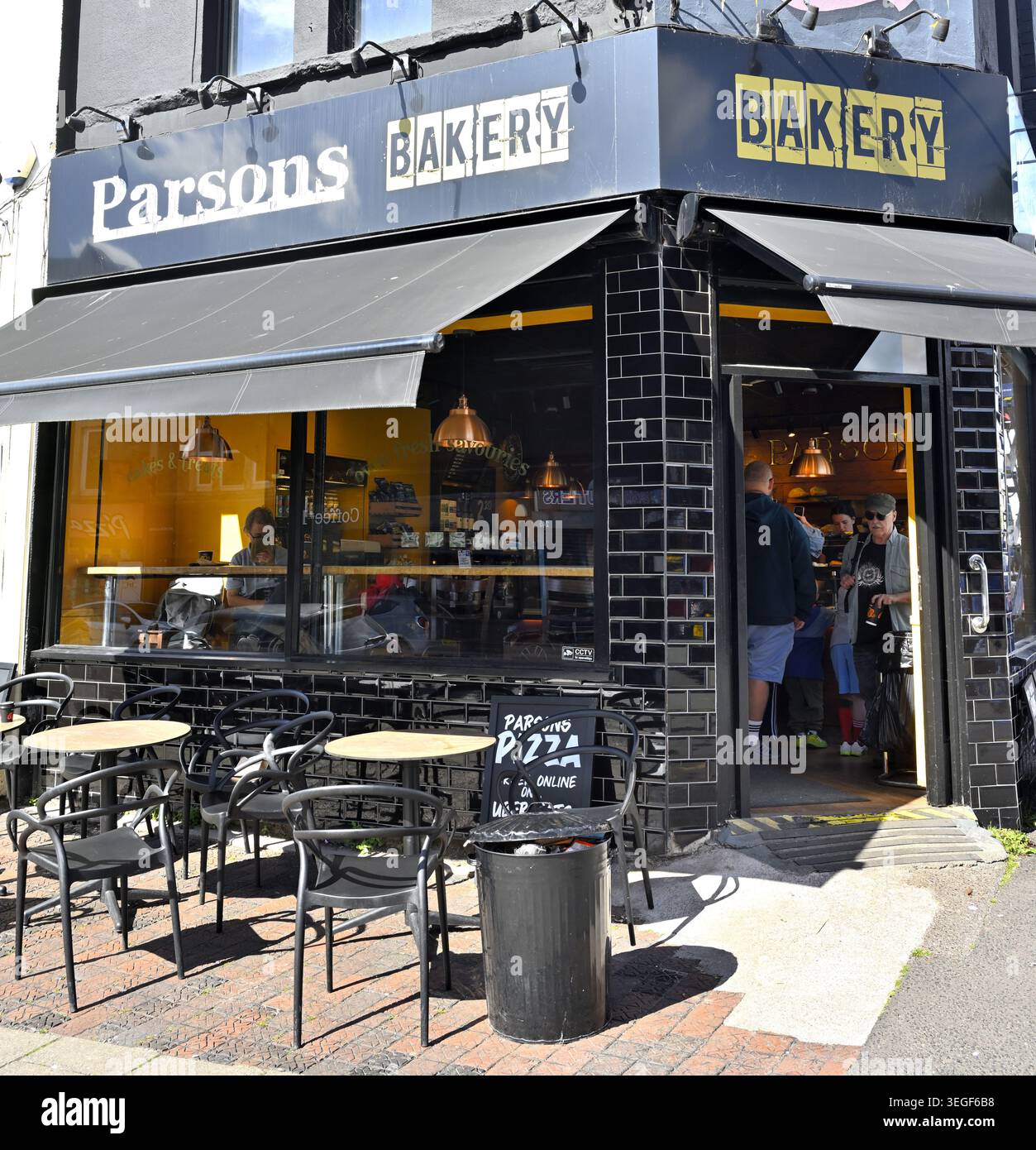 Fuori dalla Parsons Bakery locale, Bristol, Regno Unito Foto Stock