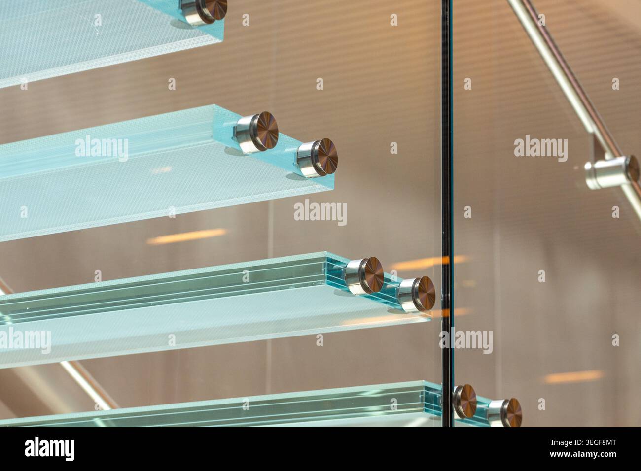 Primo piano dei pannelli in vetro di sicurezza laminato con superficie antiscivolo e antiscivolo, fissati con supporti in vetro con fissaggio a punti in metallo (distanziatori). A ad alta tecnologia Foto Stock