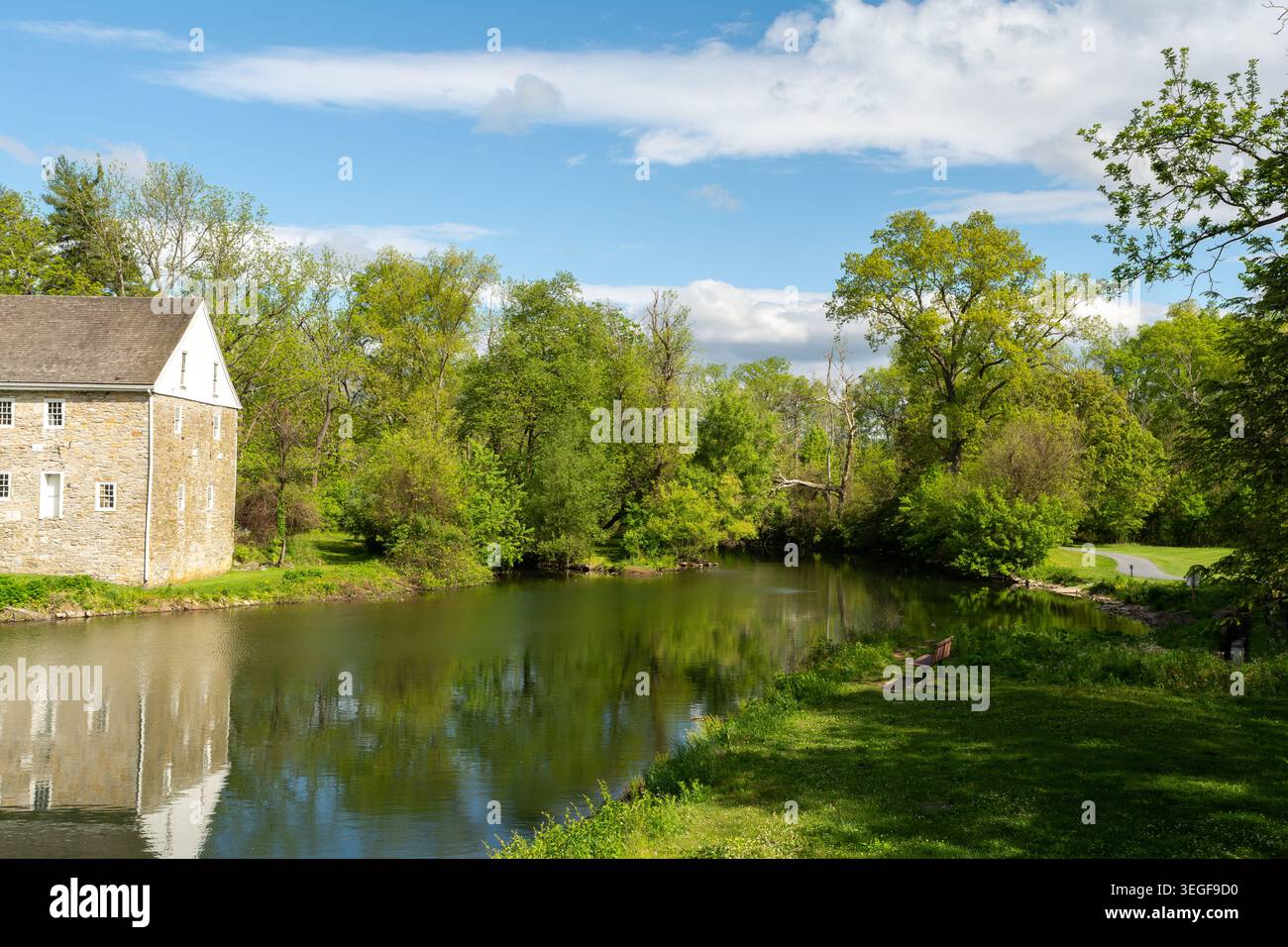 Edifici storici della Gring's Mill Recreation area di Reading, Pennsylvania, situati lungo un canale panoramico nella contea di Berks. Foto Stock
