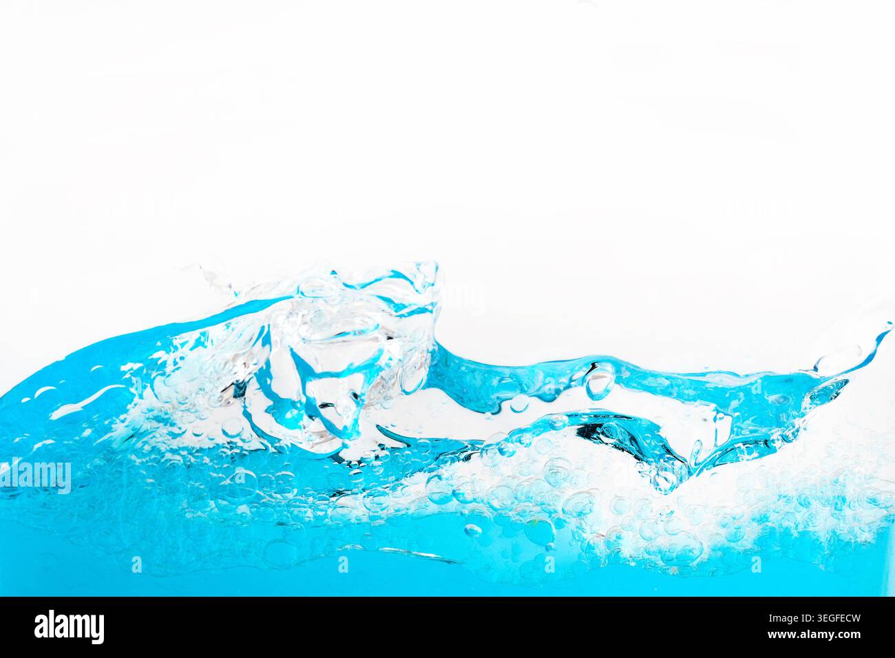 Spruzzi d'acqua blu che creano bolle e movimenti ondulati Foto Stock