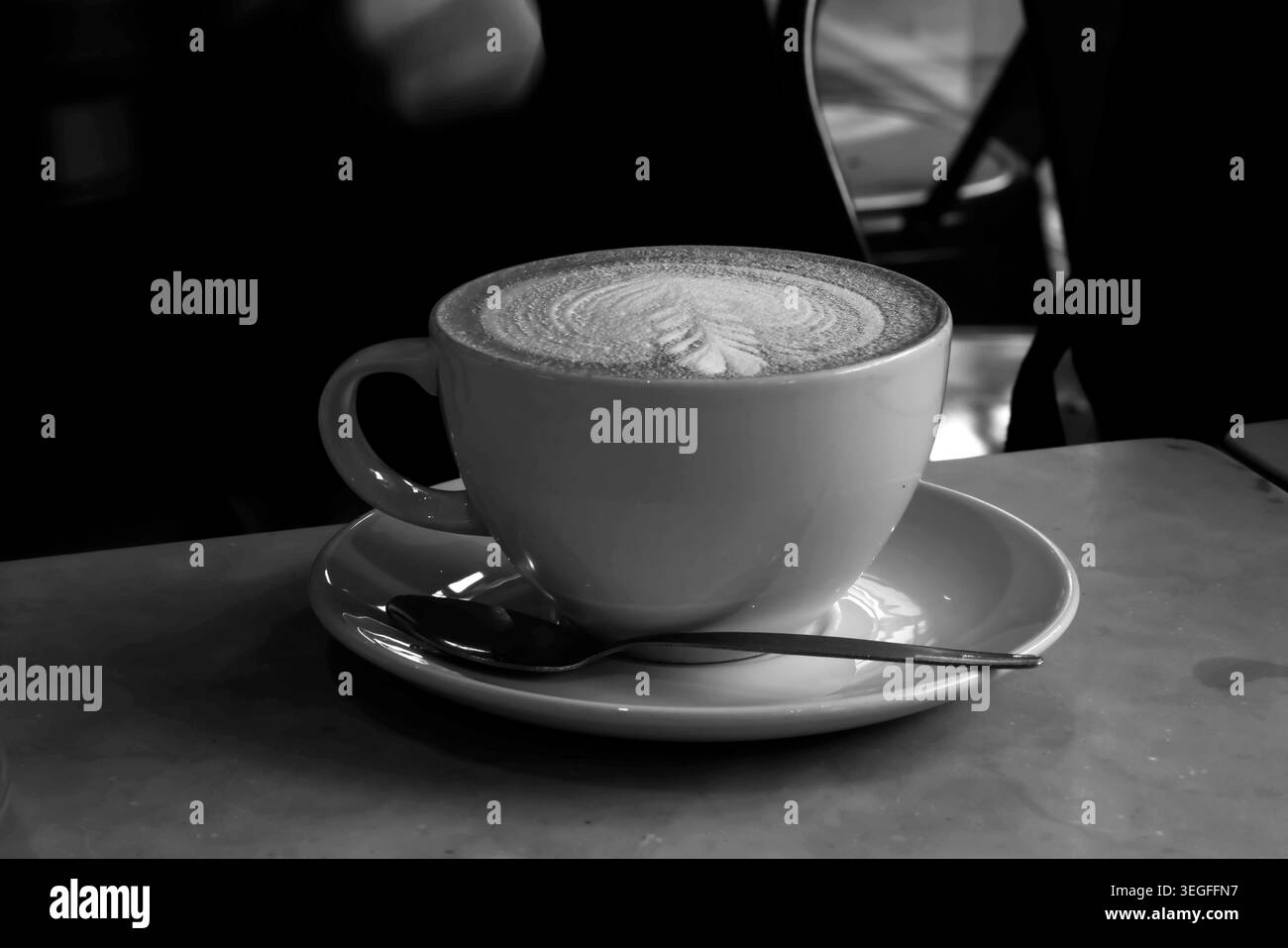 Lussuoso latte in un piccolo caffè di Edimburgo, Scozia Foto Stock